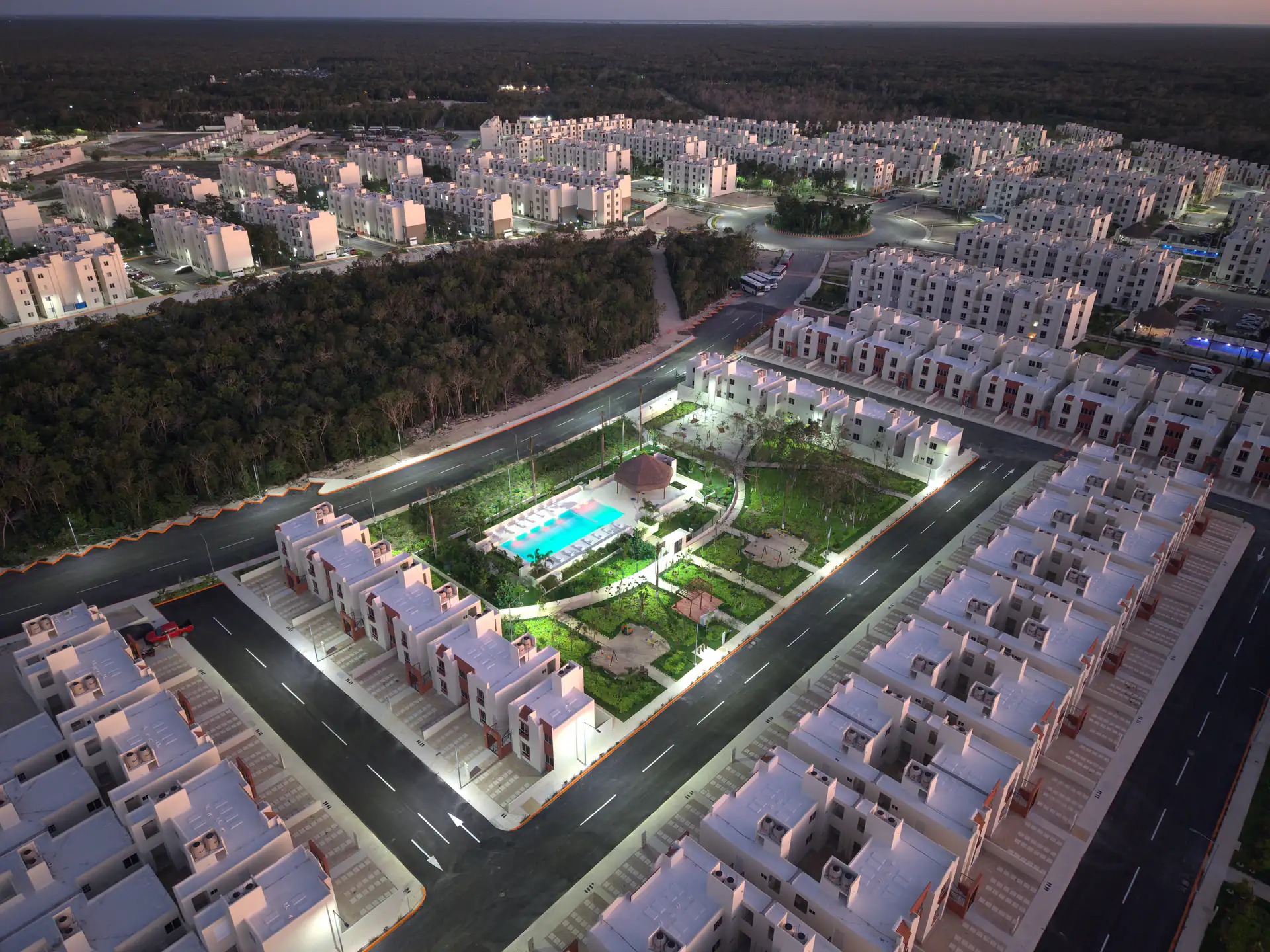 Vista aérea de Aldea Tulum con áreas verdes y residencias